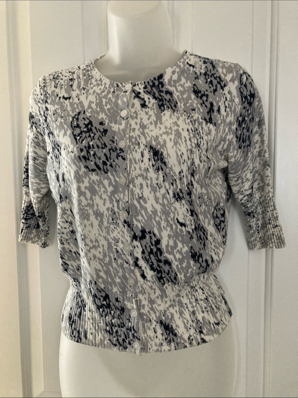 Women’s Gray & White Patterned Button-Front Top